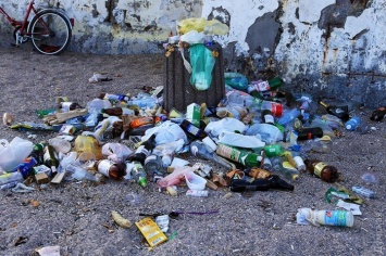Пляжники уехали, а мусор остался: в Аркадии перестали убирать муниципальные пляжи