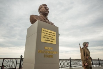 В России бюст Сталину установили рядом с мемориалом памяти жертв репрессий