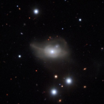 «Голодающая» черная дыра привела к потемнению яркой галактики