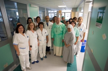 В сети появились фото визита Папы Римского в отделение для новорожденных