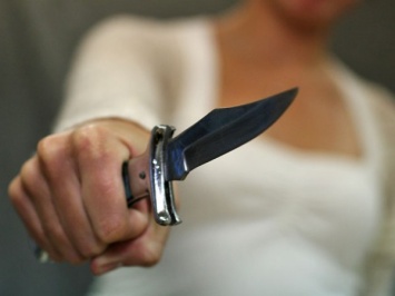 В Новокузнецке пьяная женщина изрезала супруга и напала на полицейского