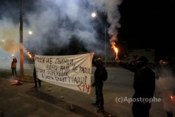 «Русские свиньи, здесь вам не рады!»: в Киеве ночью под посольством РФ устроили «пиротехническое шоу»