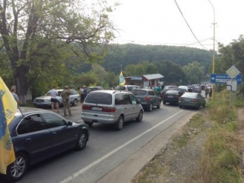 Владельцы автомобилей с иностранными номерами заблокировали пункт пропуска "Ужгород" - ГПСУ