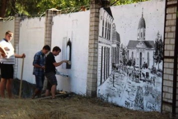 Херсонские студенты расписали стену вокруг Екатерининского собора (фото)