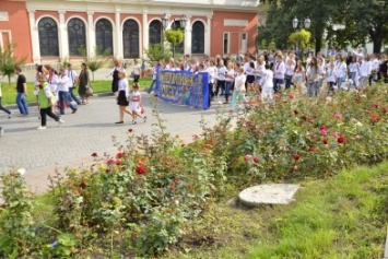 Одесситы в вышиванках прошли маршем по Дерибасовской и Приморскому (ФОТО)