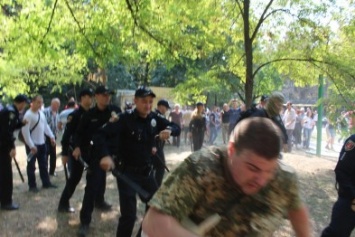 В Одессе активисты снесли силой забор нахалстроя на Черемушках (ФОТО)