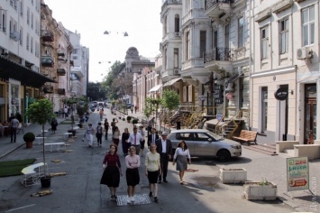 В центре Одессы пешеходы на два вытеснили с улицы машины. Три авто сопротивляются