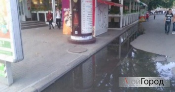 На главной улице Николаева течет канализационная река