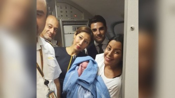 Сирийка родила ребенка на борту самолета в Швецию