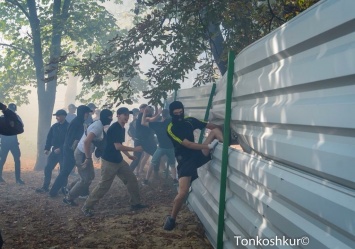 В Одессе подрались активисты и патрульные во время сноса забора застройки