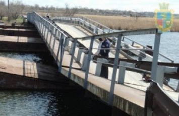 В Снигиревском районе на Николаевщине зерновозы "убили" понтонный мост