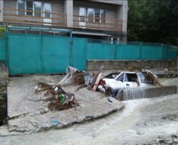 В Новороссийске ливень погрузил десятки машин под воду