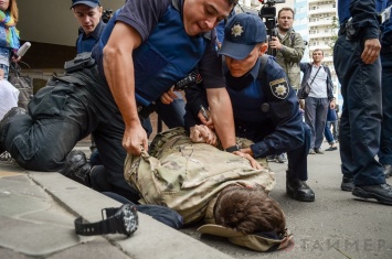 Мордой в асфальт: как правосеков "паковала" полиция под российским консульством в Одессе