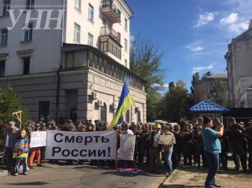 Ситуация возле посольства РФ в Киеве сейчас спокойная