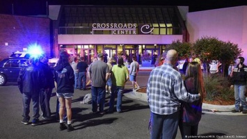 В США неизвестный напал с ножом на посетитетей торгового центра