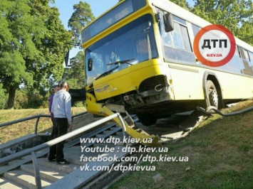В Киеве на пр. Победы автобус вылетел с проезжей части на ступени, водитель госпитализирован
