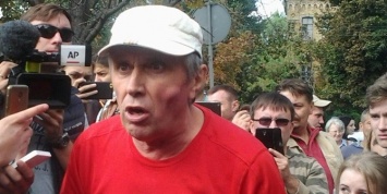 У посольства РФ в Киеве избили украинца, сопровождавшего на голосование жену-россиянку