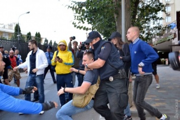 Активисты "Правого сектора" вернулись под Генконсульство России, продолжили пикет и снова подрались