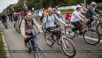 Тысячи велосипедистов проехали по центру Харькова