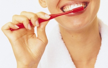 Стоматологи назвали пять причин чистить зубы вечером