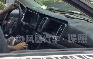 В Китае фотошпионы заметили новый кроссовер Hongqi HS7