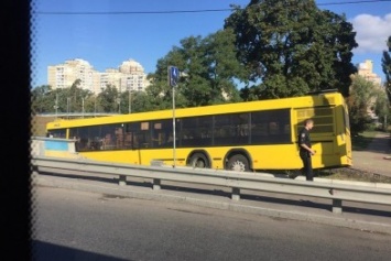 В Киеве водитель автобуса с пассажирами "слетел с дороги" (ФОТО)