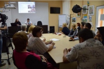 Власти хотят научить СМИ Луганщины правильно работать