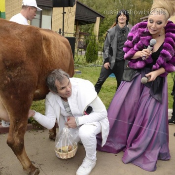 Бари Алибаасов научился доить корову