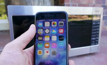 Американец попытался зарядить свой iPhone 7 в микроволновке [видео]