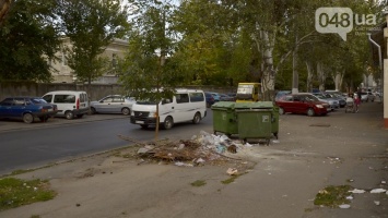 В Одессе на Мариинской улице мусор пролежал больше недели (ФОТО)