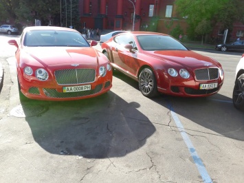 Картина маслом: два красных Bentley возле Красного корпуса университета Шевченко