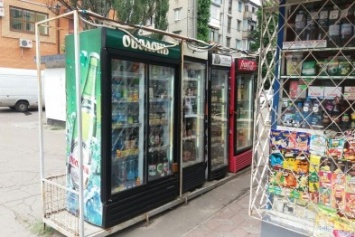 В Кременчуге демонтируют холодильники, которыми заставлены тротуары и остановки (ФОТО)