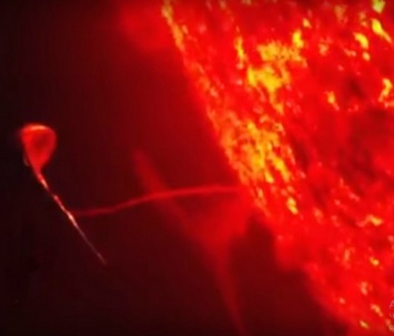 Уфологи: Огромное НЛО высасывает энергию Солнца