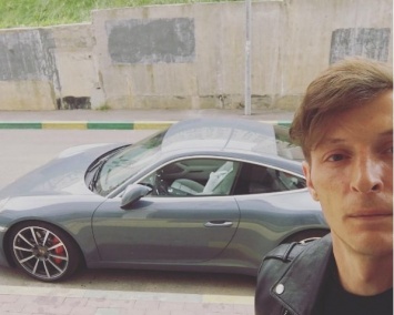 Павел Воля поделился снимком на фоне Porsche 911