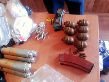 В Донецкой области мужчина пытался перевезти арсенал оружия в рейсовом автобусе