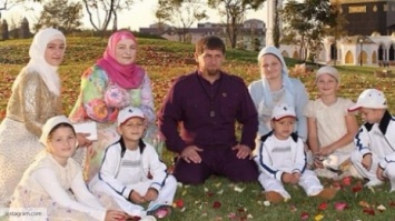 Рамзан Кадыров пришел на торжественный прием в шлеме, с мечом и копьем