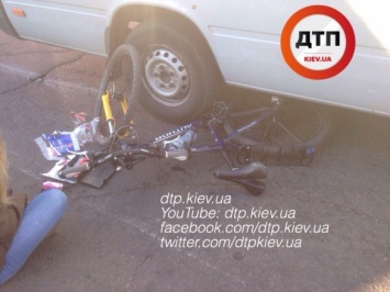 В Киеве водитель сбил дверью автомобиля велосипедистку и откинул ее под микроавтобус