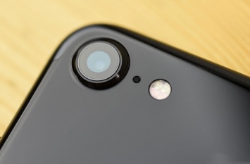 Apple заподозрили в обмане покупателей iPhone 7 - в рекламе отсутствует выступ камеры