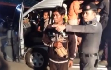 Они резиновые? Тайская полиция "вынула" из минивена 41 пассажира