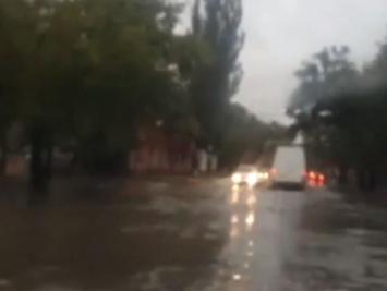 Долгожданный дождь превратил городские улицы в реки (видео)