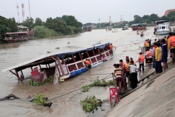 В Таиланде количество жертв крушения переполненного туристического парома достигло 26 человек