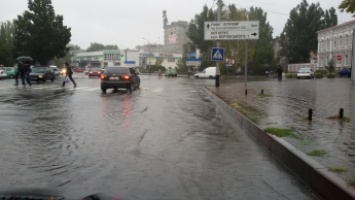 Мокрый день - ливневки не справляются с дождевыми потоками, тротуары залило водой (фото)
