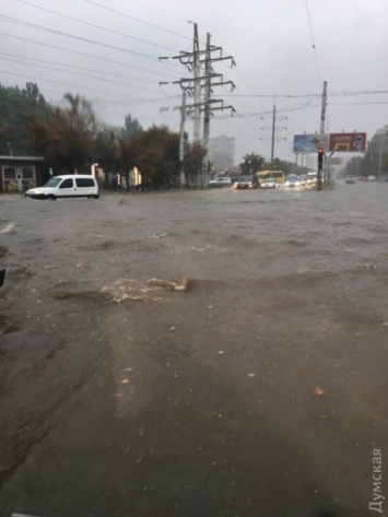 Одессу заливает дождем: в городе потоп и пробки, движение некоторых трамваев приостановлено