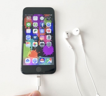 Apple пообещала решить проблему с Lightning-наушниками EarPods в ближайшем программном обновлении