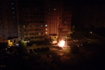 На Харьковщине возле жилого дома горел автомобиль (ФОТО)