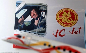 Джеки Чан на собственном авиалайнере приземлился в Новосибирске