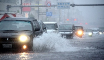 В Японии из-за тайфуна отменены больше 100 рейсов, сотни тысяч людей ожидают эвакуации