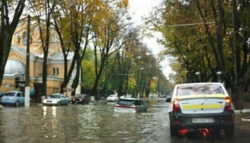 Одессу затопило, на дорогах - километровые пробки