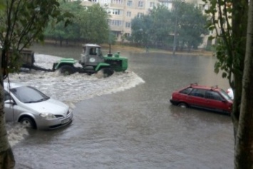 Одесские таксисты взвинтили из-за дождя тройной тариф, а маршрутки не ездят (ФОТО)