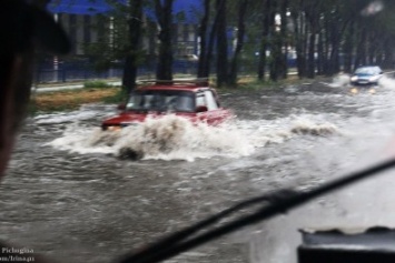 Из Одессы в "Бикиниботтом": В соцсетях очевидцы делятся самыми шокирующими фотографиями стихии (ФОТО)